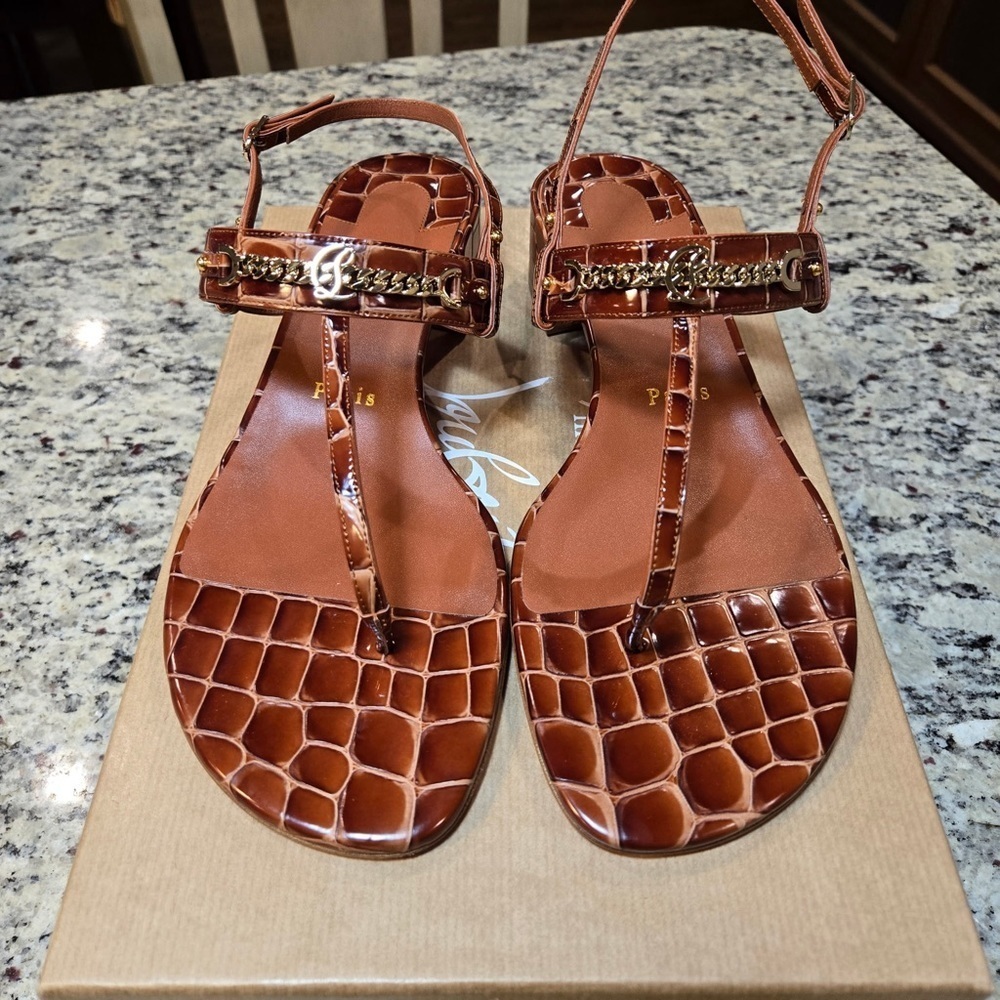 NEW Christian Louboutin MJ Thong Tan T-Strap Sandals Croc Embossed Size 38.5